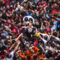 Luftaufnahme von einer Menschenmenge, die Präsident Lula auf Händen trägt