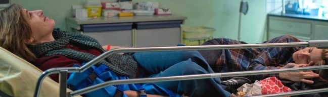 Raf (Valeria Bruni Tedeschi) und Julie (Marina Foïs) liegen auf einer Krankenhaus-Liege