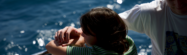 Sophie und Callum auf einem Boot, Sophie schaut aufs Wasser © MUBI / Sarah Makharine