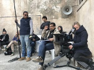 Setfoto mit der Crew: Ein Beleuchter, der Regisseur Samir Nasr und Kamerafrau Darja Pilz bei der Arbeit.