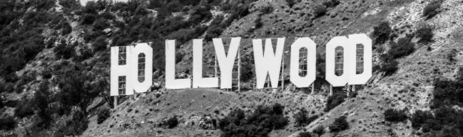 Ein schwarz-weiß Foto des "Hollywood"-Schriftzugs in L.A.