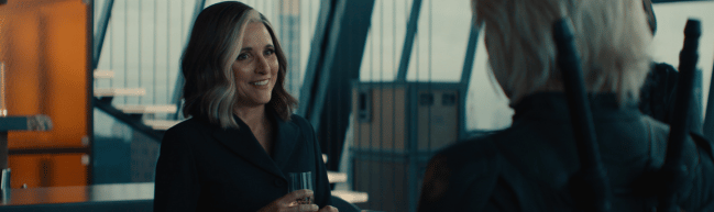 Filmstill aus Thunderbolts*: Valentina hält ein Sektglas in der Hand und lächelt Yelena an, die den Rücken zur Kamera hat.