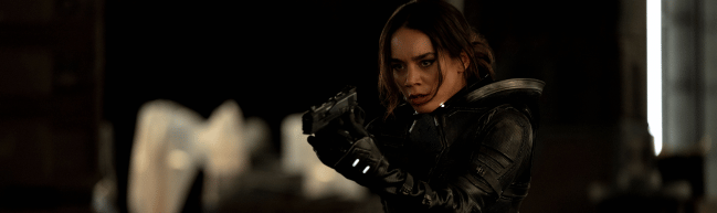 Filmstill aus Thunderbolts*: Ava Starr mit gezogener Pistole. © Disney