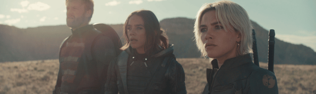 Filmstill aus Thunderbolts* John Walker, Ava Starr und Yelena Belova in der Wüste © Disney